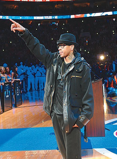 孙颖莎王楚钦赛前训练气氛轻松，大头仰头大笑，大笑引发全场欢笑